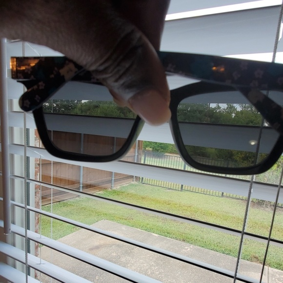 SOLD Coach HC8208 BLACK Floral sunglasses - Picture 3 of 5